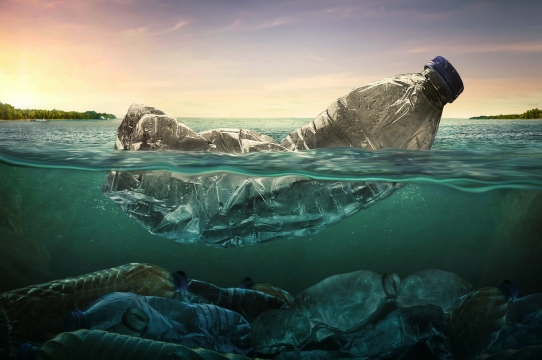 plastikowa butelka zanieczyszczająca ocean